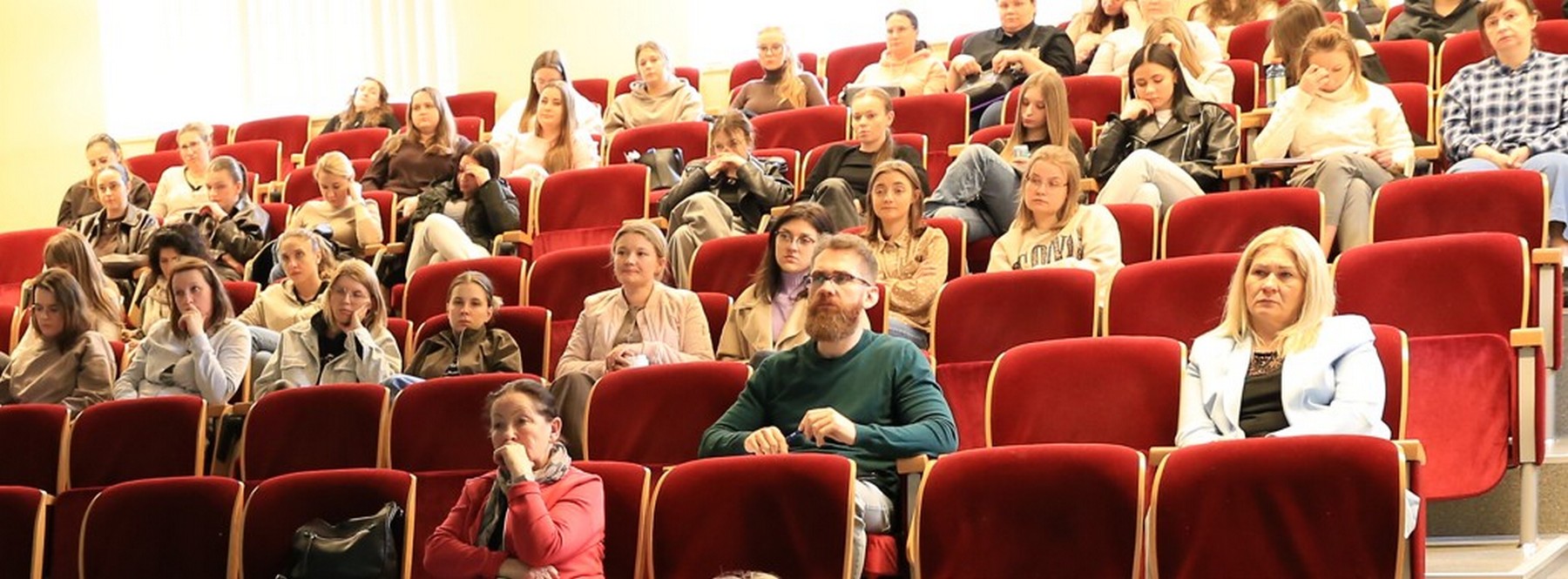 zdjęcie kadra zarządzająca i studenci